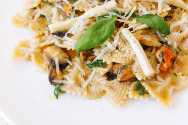 Midye ve pecorino peynirli makarna.