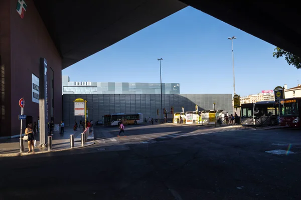 La nueva estación de Tiburtina en Roma, Italia. Estación de autobuses —  Fotos de Stock