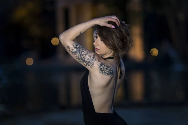 Módní model s tetování v noci. — Stock fotografie