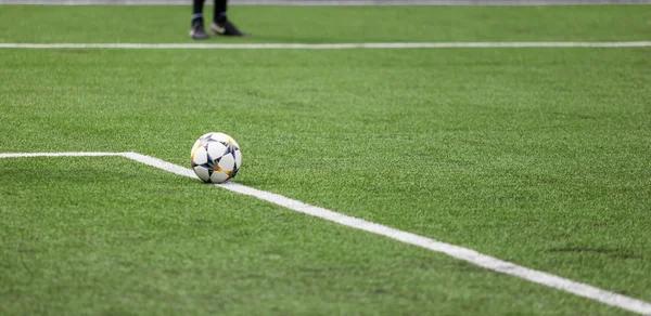 Balón de fútbol en la hierba del campo de fútbol — Foto de Stock