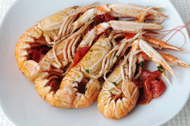 Scampi kiraz domates sosu ile pişirilir