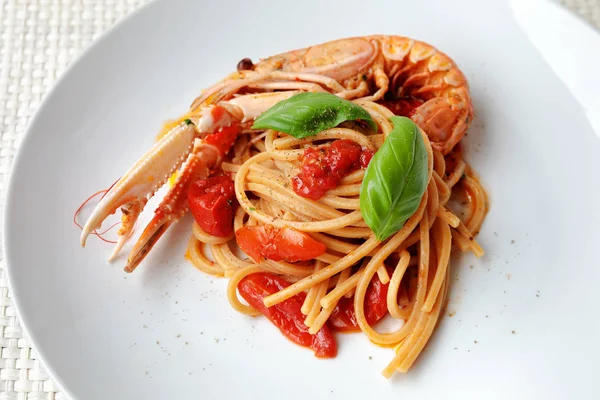Spaghetti med scampi och tomat — Stockfoto