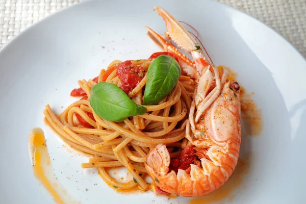 Spaghettis aux langoustines et tomates — Photo