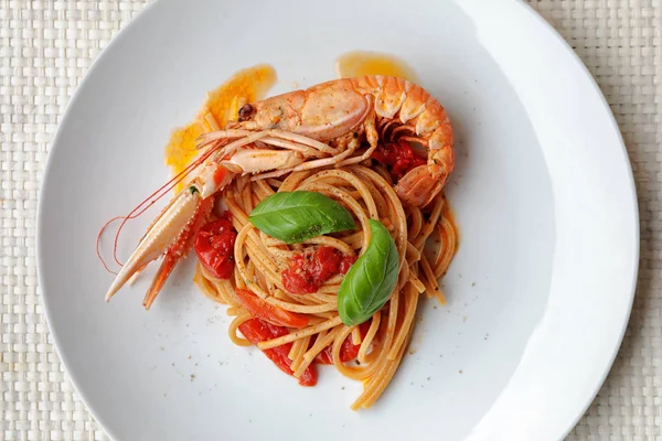 Spaghetti med scampi och tomat — Stockfoto