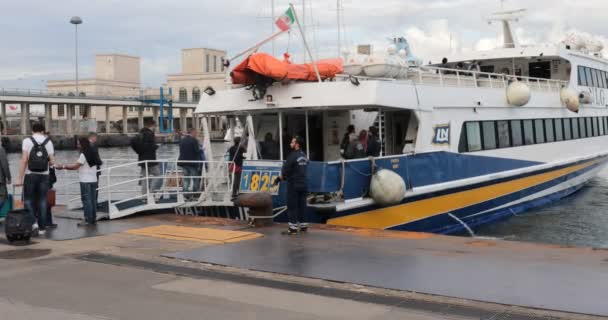 Nápoles Italia Mayo 2019 Hidroplano Amarrado Muelle Puerto Antes Salida — Vídeo de stock