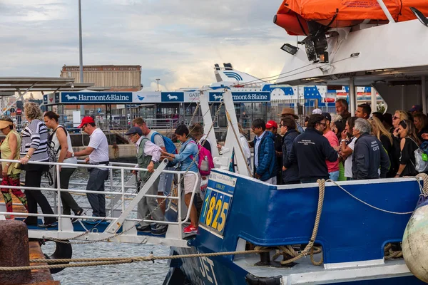 Multidão de passageiros que chegam ao cais, desembarcam do hyd — Fotografia de Stock