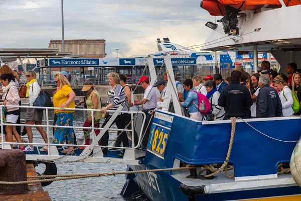 Crowd of passengers arriving at the pier, disembark from the hyd — Stock Photo, Image