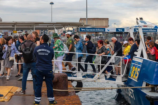 Multitud de pasajeros que llegan al muelle, desembarcan del hidrato —  Fotos de Stock