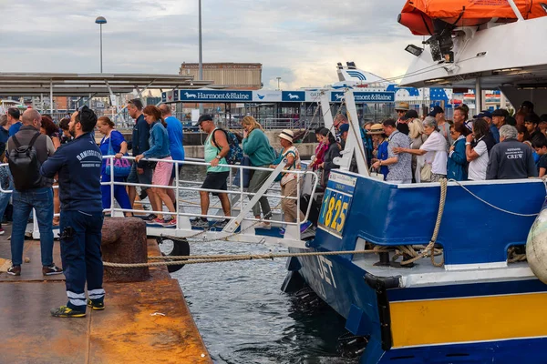 Crowd of passengers arriving at the pier, disembark from the hyd — Stock Photo, Image