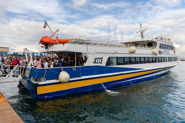 Crowd of passengers arriving at the pier, disembark from the hyd — Stock Photo, Image