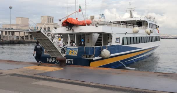 Naples Olaszország Május 2019 Szárnyashajó Leesik Kikötőt Elhagyja Mólón Irány — Stock videók