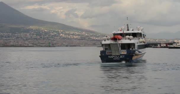 Napoli Talya Mayıs 2019 Deniz Otobüsü Demirlerini Düşürüp Iskeleden Ayrıldı — Stok video