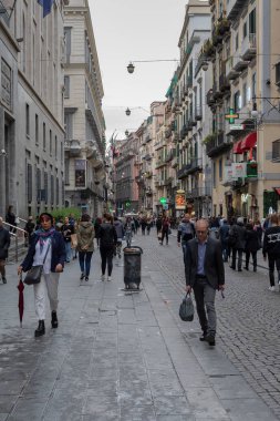 Via Toledo, Napoli. İnsanlar yürüyor..