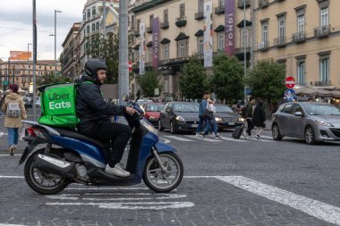 Uber Eats, scooter ile çocuk, eve yemek teslim, typ ile