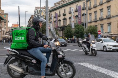 Uber Eats, scooter ile çocuk, eve yemek teslim, typ ile