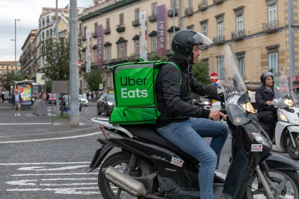 Uber Eats, scooter ile çocuk, eve yemek teslim, typ ile