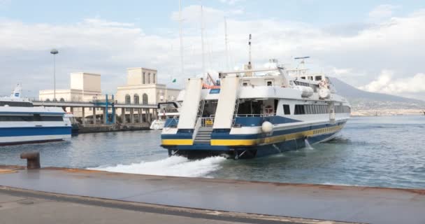 Napoli Italya Mayıs 2019 Hidrofoil Rıhtımı Terk Ederek Denize Doğru — Stok video