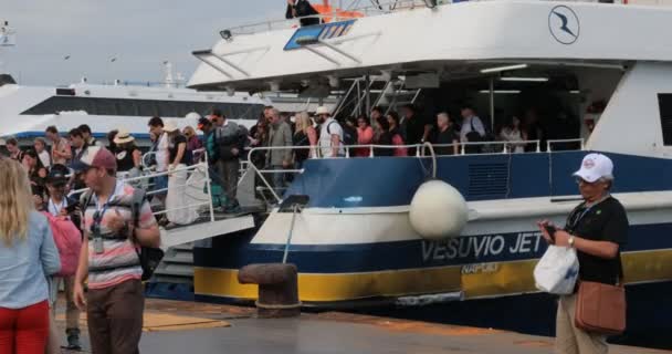 Napoli Talya Mayıs 2019 Limanda Deniz Otobüsü Iskeleleri Yolcular Rıhtıma — Stok video