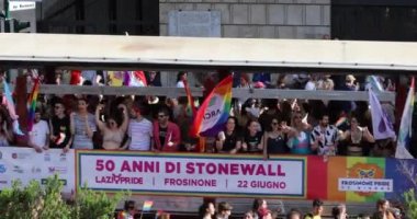 Roma, İtalya - 8 Haziran 2019: Gay Pride, halka açık gökkuşağı gösterisi, eşcinseller, eşcinseller, lezbiyenler, transseksüeller, başkentsokaklarında geçit törenleri. Roman Gururunun 25..