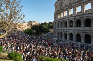 Gay Pride, meydanda protestocular kalabalık.