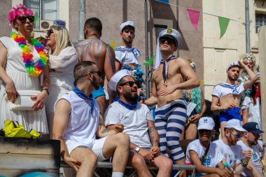 Eşcinsel gurur, protestocular kalabalık vagonlar ile geçit töreni.