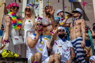 Eşcinsel gurur, protestocular kalabalık vagonlar ile geçit töreni.