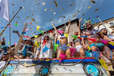 Eşcinsel gurur, protestocular kalabalık vagonlar ile geçit töreni.