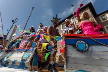 Eşcinsel gurur, protestocular kalabalık vagonlar ile geçit töreni.