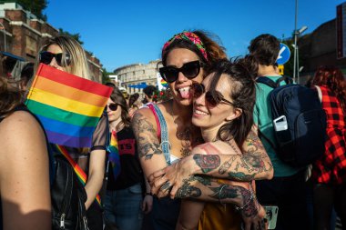 Gay Pride, meydanda gösteride bir lezbiyen çift.