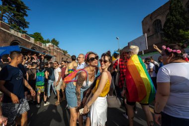 Gay Pride, meydanda gösteride bir lezbiyen çift.