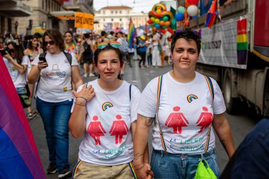 Gay Pride, meydanda gösteride bir lezbiyen çift.