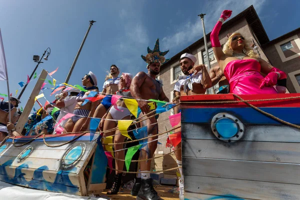 Eşcinsel gurur, protestocular kalabalık vagonlar ile geçit töreni.