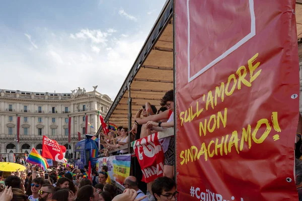 Orgulho gay, multidão de manifestantes na praça . — Fotografia de Stock