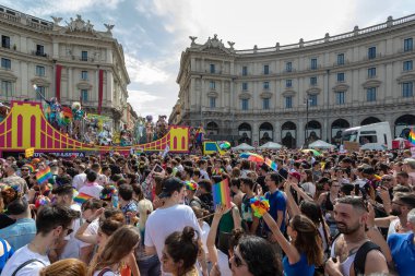 Gay Pride, meydanda protestocular kalabalık.