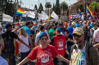 Gay Pride, meydanda protestocular kalabalık.