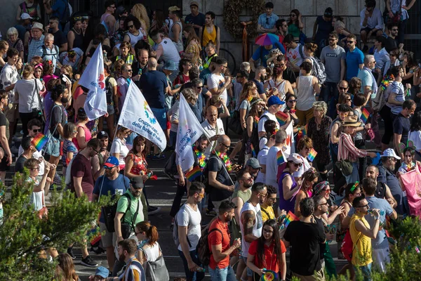 Orgulho gay, multidão de manifestantes na praça . — Fotografia de Stock