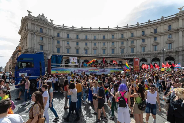 Gay Pride, foule de manifestants sur la place . — Photo