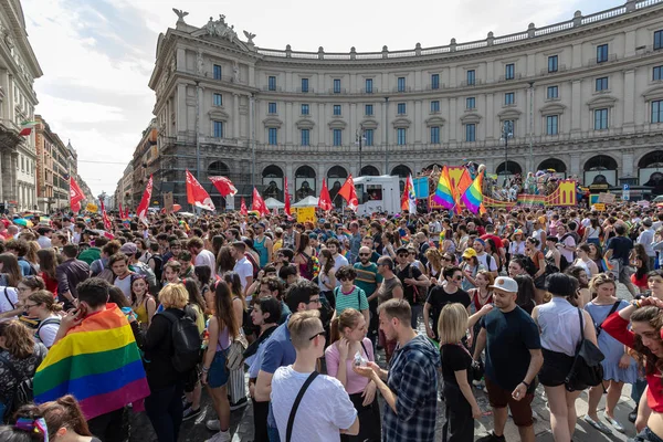 Gay Pride, folla di manifestanti in piazza . — Foto Stock