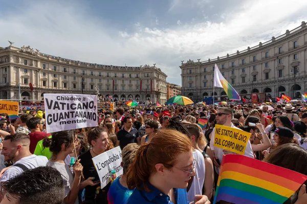 Gay Pride, tłum protestujących na placu. — Zdjęcie stockowe