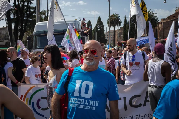 Orgulho gay, multidão de manifestantes na praça . — Fotografia de Stock