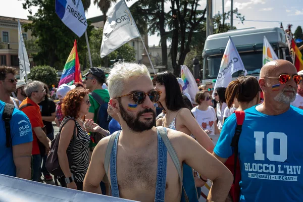 Orgulho gay, multidão de manifestantes na praça . — Fotografia de Stock