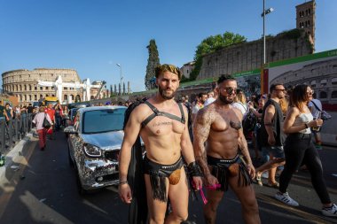 Roma'da Gay Pride, İtalya. Meydanda protestocular kalabalık.
