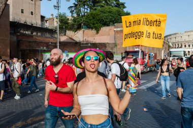 Roma'da Gay Pride, İtalya. Meydanda protestocular kalabalık.