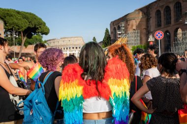 Roma'da Gay Pride, İtalya. Meydanda protestocular kalabalık.