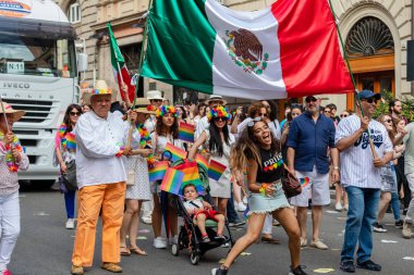 Roma'da Gay Pride, İtalya. Meydanda protestocular kalabalık.