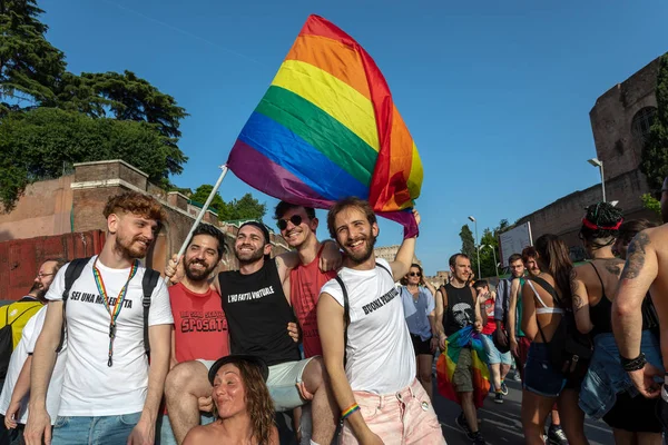 Gay Pride à Rome, Italie. Foule de manifestants sur la place . — Photo