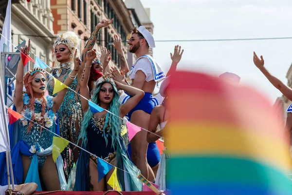 Gay pride in rom, italien. Menge von Demonstranten auf dem Platz. — Stockfoto