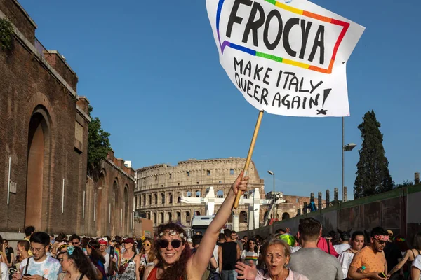 ローマ、イタリアのゲイプライド。広場の抗議者の群衆. — ストック写真