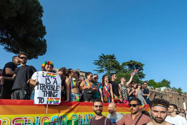 Gay Pride w Rzymie, Włochy. Tłum protestujących na placu. — Zdjęcie stockowe