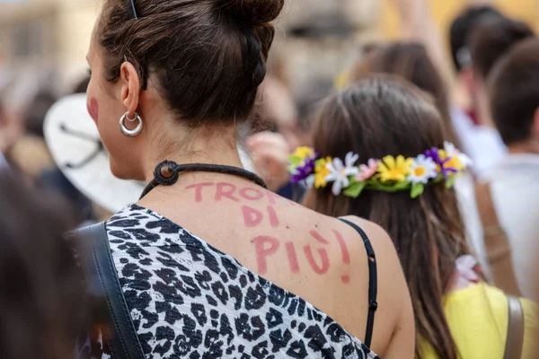 Orgoglio gay a Roma, Italia. Folle di manifestanti in piazza . — Foto Stock